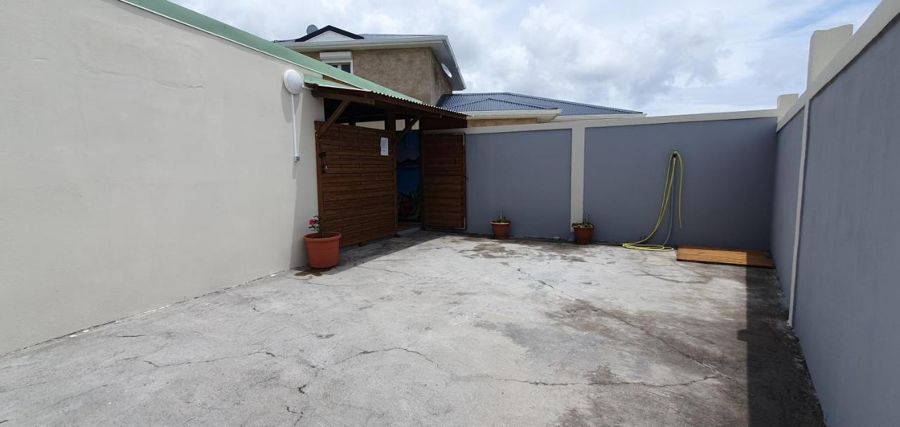 "Chez Claudia "Charmant Logement Avec Jacuzzi Privatif En Toute Intimite Sur Belle Terrasse Exterieure En Bois Et Piscine Courcelles Экстерьер фото